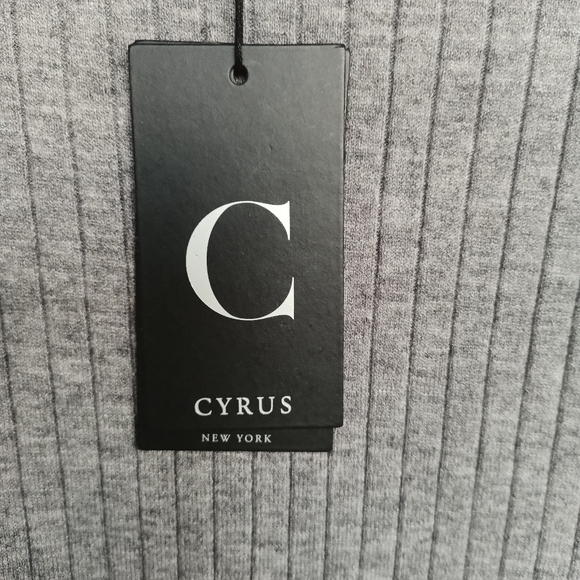 🆕 Cyrus Ribbed Button Shoulder Top - Picture 6 of 7